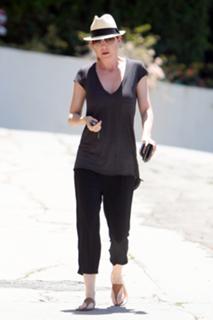 Ellen Pompeo feet photo thumbnail