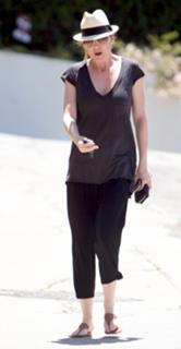 Ellen Pompeo feet photo thumbnail