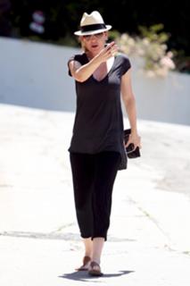 Ellen Pompeo feet photo thumbnail