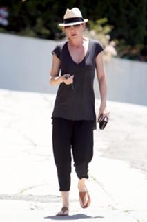 Ellen Pompeo feet photo thumbnail