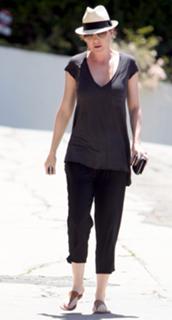 Ellen Pompeo feet photo thumbnail