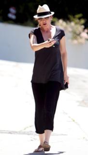 Ellen Pompeo feet photo thumbnail
