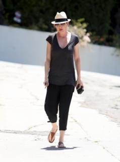 Ellen Pompeo feet photo thumbnail