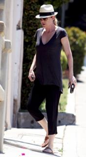 Ellen Pompeo feet photo thumbnail