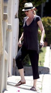 Ellen Pompeo feet photo thumbnail