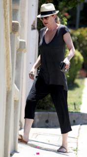 Ellen Pompeo feet photo thumbnail