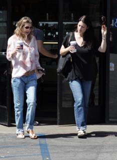 Ellen Pompeo feet photo thumbnail