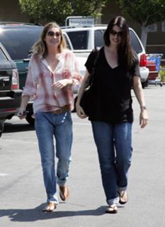 Ellen Pompeo feet photo thumbnail