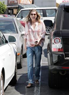 Ellen Pompeo feet photo thumbnail