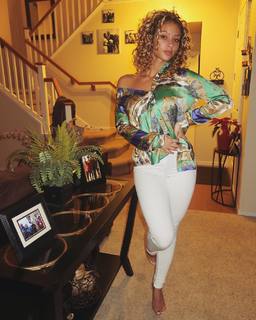 Lauren R. Wood feet photo thumbnail