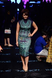 Huma Qureshi feet photo thumbnail