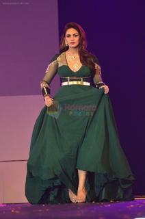 Huma Qureshi feet photo thumbnail