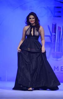Huma Qureshi feet photo thumbnail