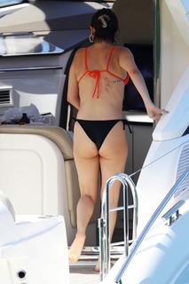 Selena Gomez feet photo thumbnail