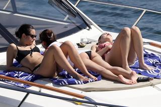 Selena Gomez feet photo thumbnail
