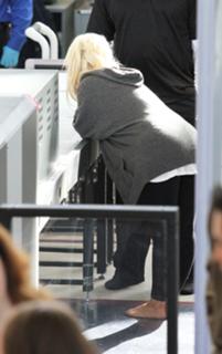Christina Aguilera feet photo thumbnail
