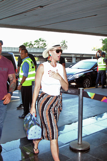 Katy Perry feet photo thumbnail