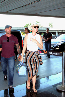 Katy Perry feet photo thumbnail