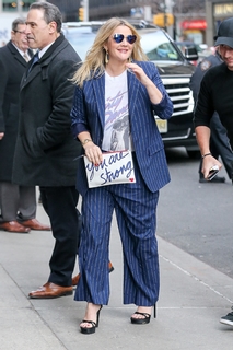 Drew Barrymore feet photo thumbnail