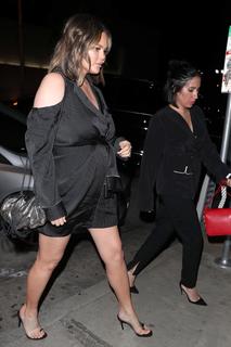 Chrissy Teigen feet photo thumbnail