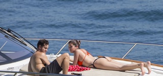 Selena Gomez feet photo thumbnail