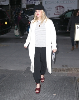 Drew Barrymore feet photo thumbnail