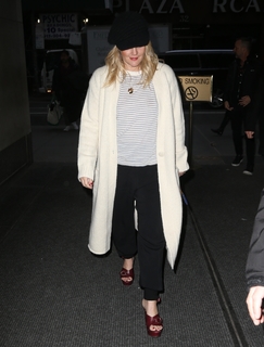 Drew Barrymore feet photo thumbnail