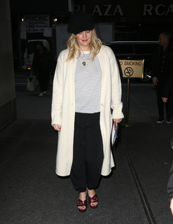 Drew Barrymore feet photo thumbnail