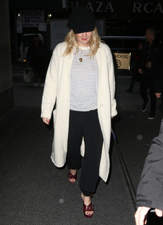 Drew Barrymore feet photo thumbnail