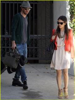 Rachel Bilson feet photo thumbnail