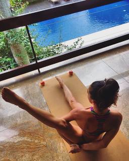 Isis Valverde feet photo thumbnail