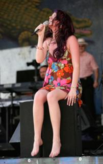 Joss Stone feet photo thumbnail