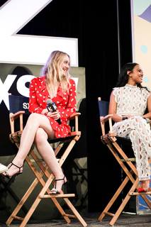 Dakota Fanning feet photo thumbnail