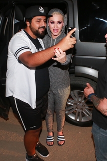 Katy Perry feet photo thumbnail