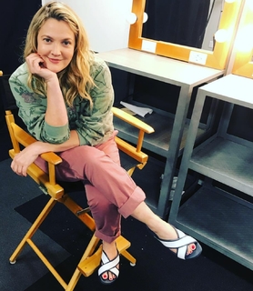 Drew Barrymore feet photo thumbnail