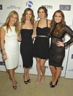 Hilary Swank feet photo thumbnail