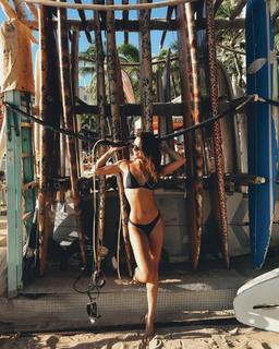 Isis Valverde feet photo thumbnail