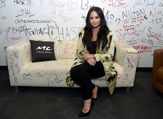 Demi Lovato feet photo thumbnail