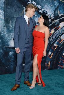 Ariel Winter feet photo thumbnail
