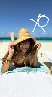 Brooke Burke feet photo thumbnail