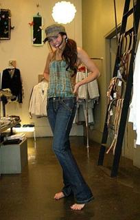 Miley Cyrus feet photo thumbnail