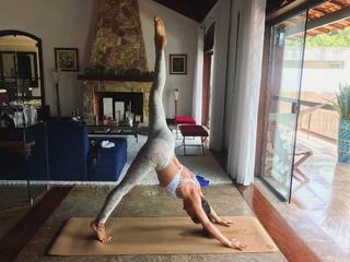 Isis Valverde feet photo thumbnail