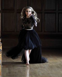 Sabrina Carpenter feet photo thumbnail