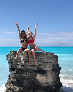 Brooke Burke feet photo thumbnail