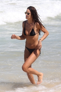 Izabel Goulart feet photo thumbnail