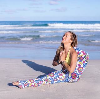 Kino MacGregor feet photo thumbnail