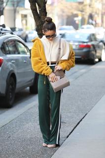 Olivia Munn feet photo thumbnail