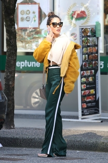 Olivia Munn feet photo thumbnail