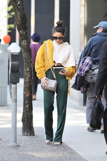 Olivia Munn feet photo thumbnail