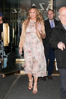 Chrissy Teigen feet photo thumbnail